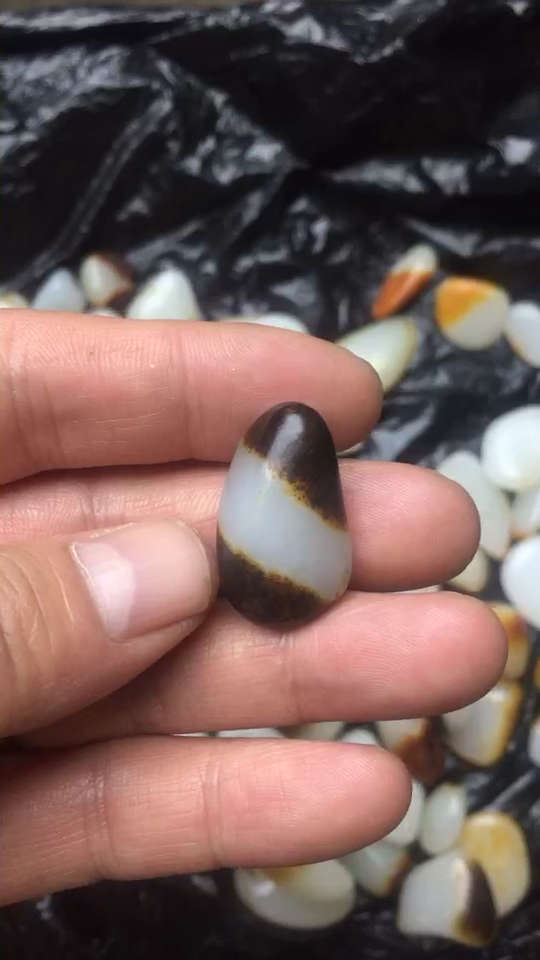 和田玉籽料原石天地皮精品