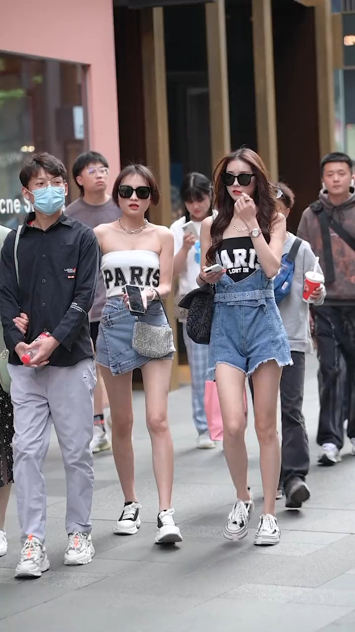 瘦的小姐姐穿什么都好看#街拍美女 #闺蜜装