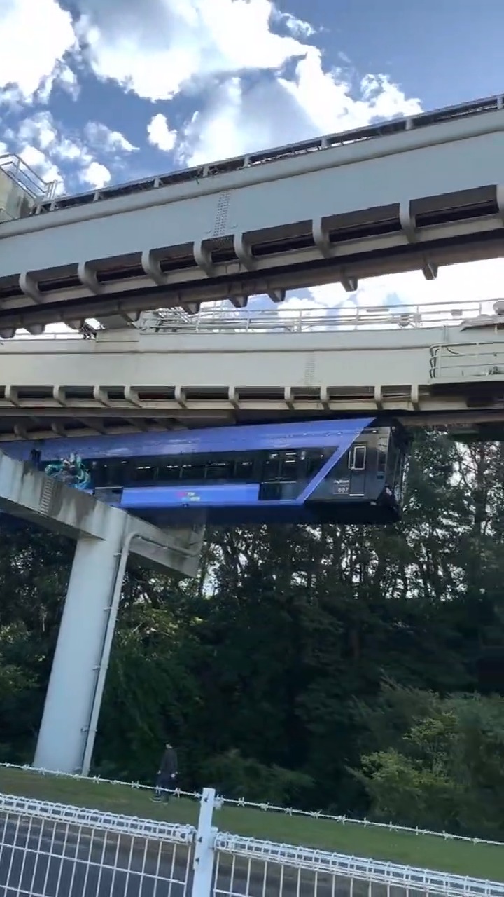 吉尼斯世界纪录认证的世界最长悬挂式单轨铁路空中列车