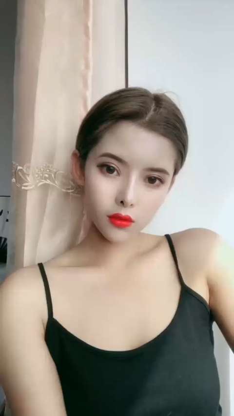 大眼睛双眼皮的姑娘,性感有范很优秀,娶回家旺夫!