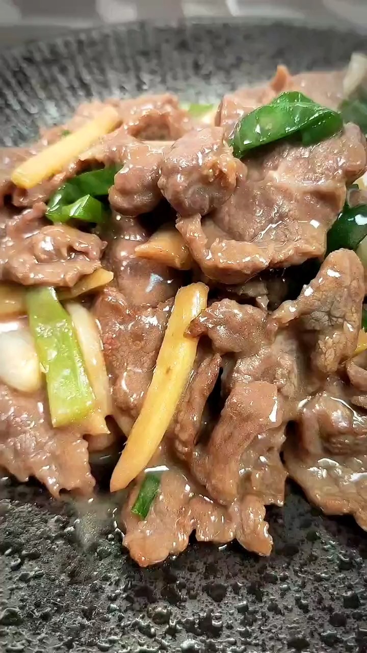 姜葱炒牛肉做对这几步,鲜香嫩滑又不柴!
