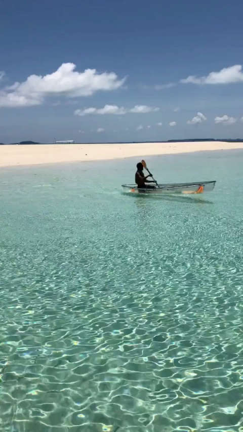 清澈见底海水 划船