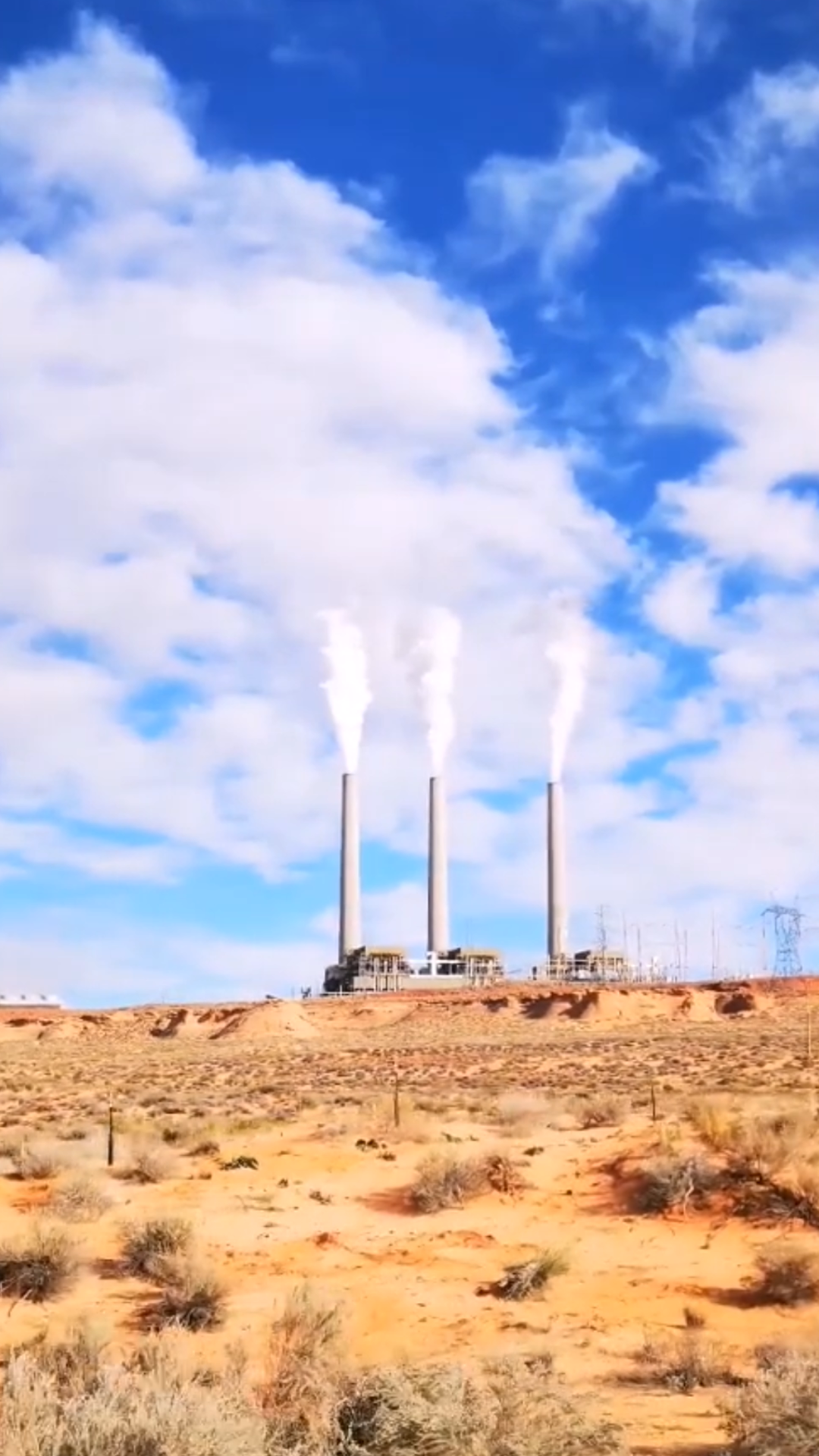 美国经过严格烟尘过滤后的煤炭火力发电厂,排放的只是蒸汽而已!