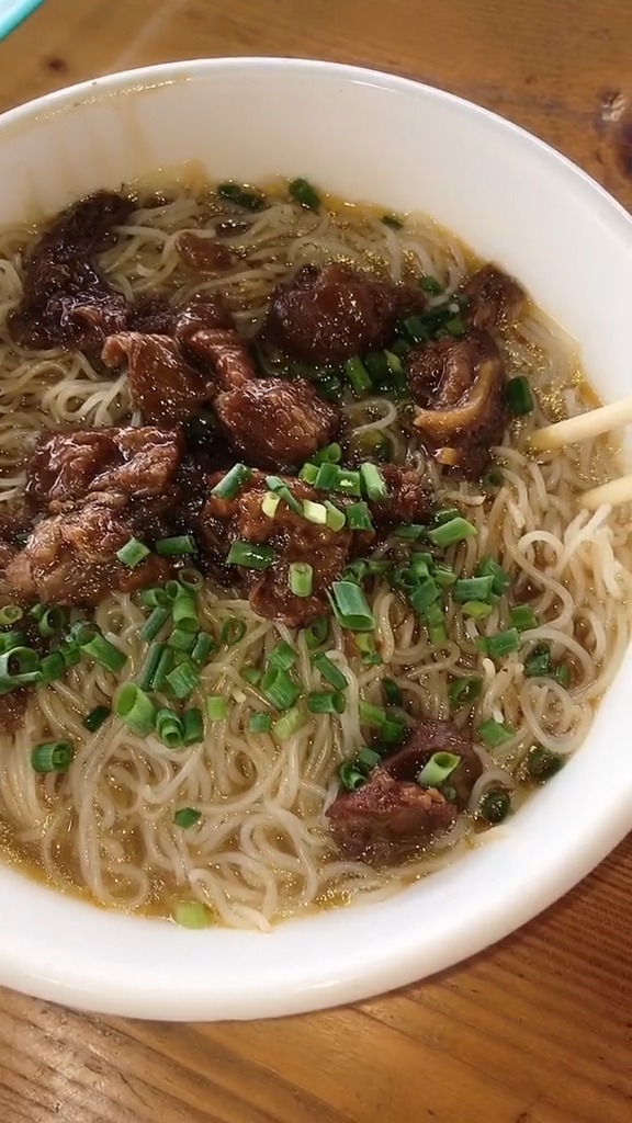 七块钱一碗的牛腩米粉,只有一丁点牛腩,葱花也不舍得洒多几颗,奉劝
