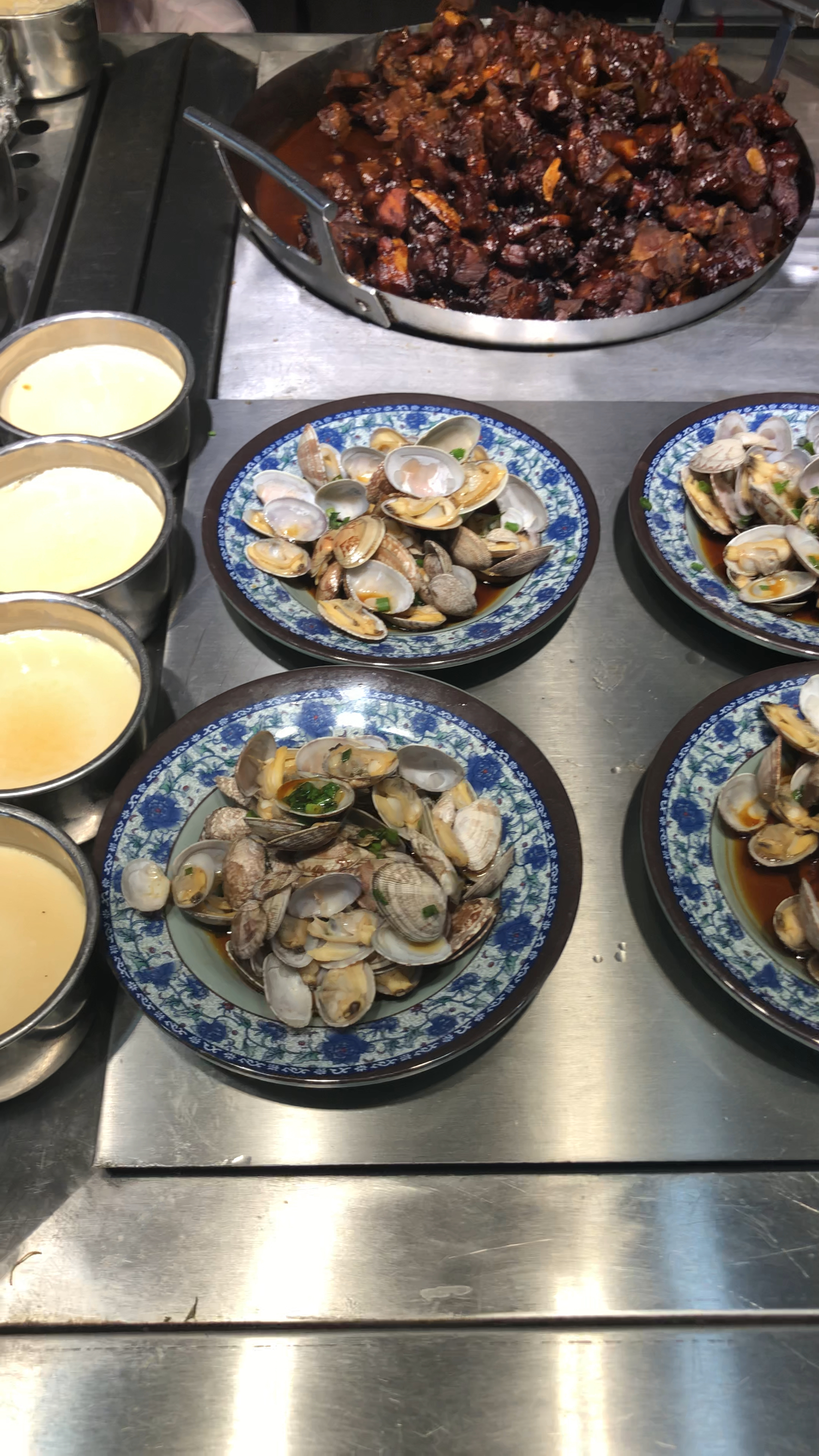 快餐店的菜摆得这么整齐,我们有什么理由不给他们点赞呢!