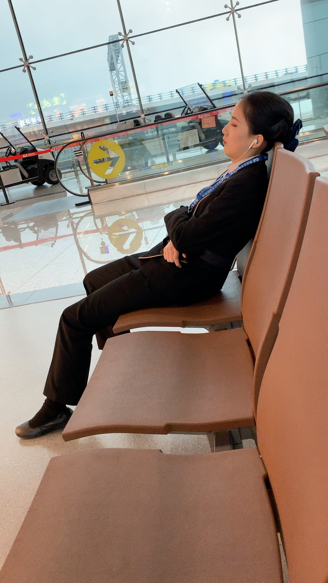 空姐,累惨了在候机大厅睡着了.