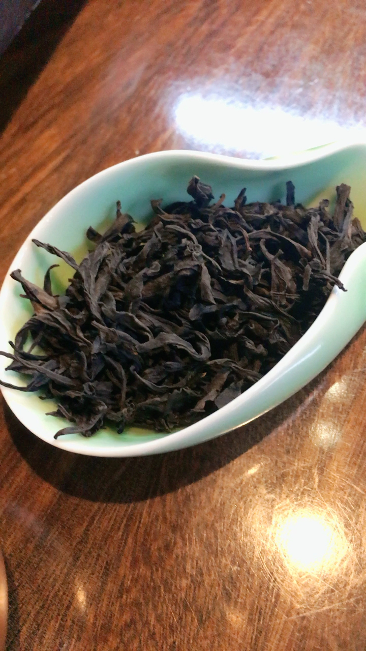 晚饭前我们来一泡武夷山老枞野茶,枞味明显,野味十足,两杯下去茶气