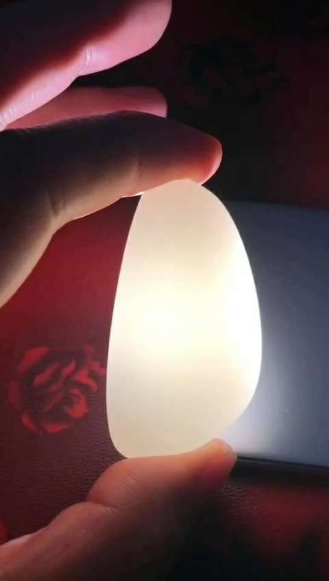 让大家认识一下假玉,我花了10块钱在市场上买了一块假玉,让大家看打灯