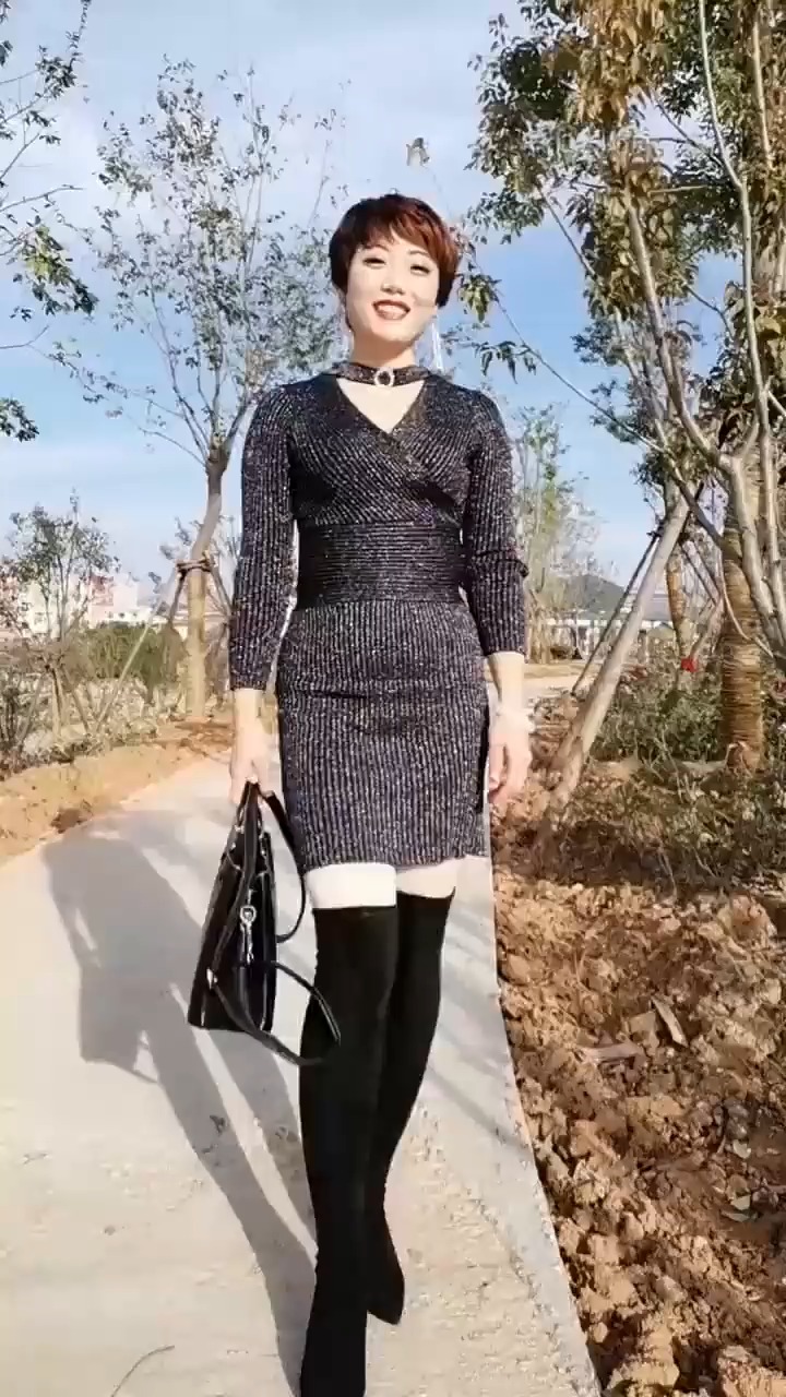 35岁的时尚女人,微胖的身材,大家都说是女神!