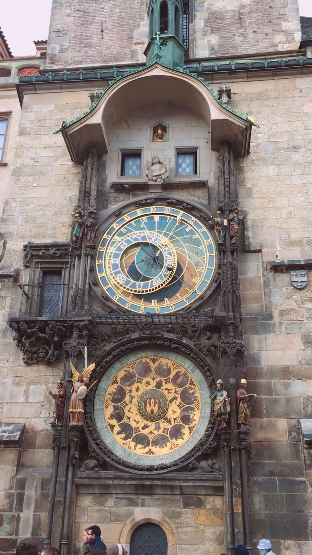 布拉格广场上这座世界闻名的钟楼整点报时,像走马灯一样在窗口出现!