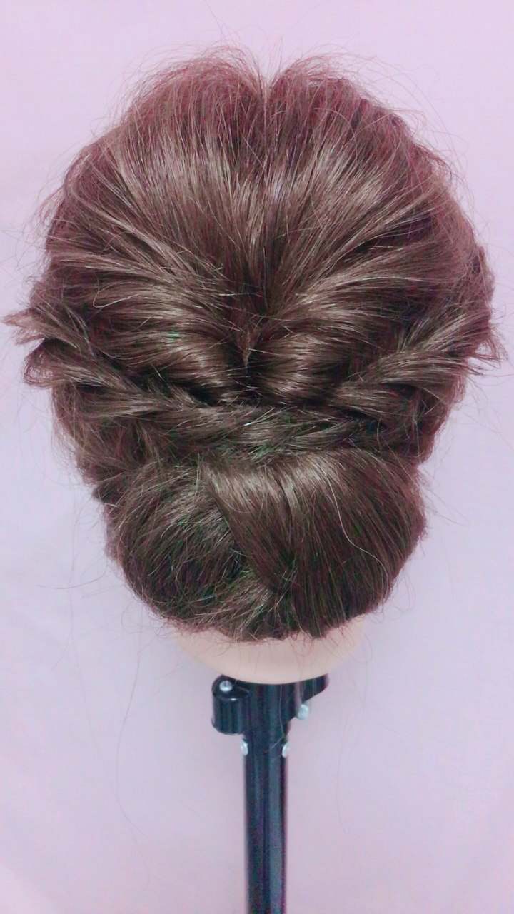 适合披肩长度的蓬松盘发.