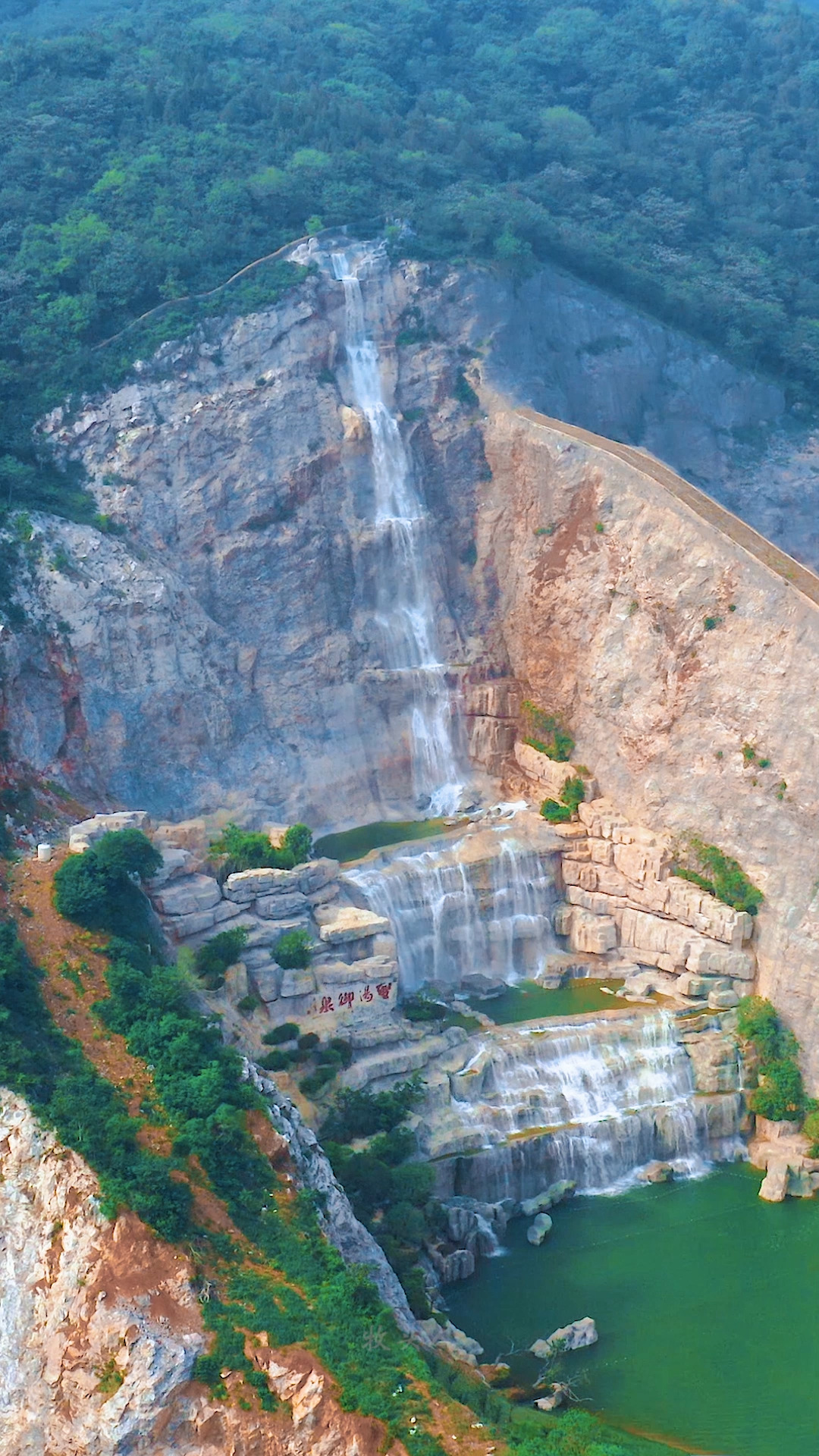 南京也可以看瀑布啦!摄于南京汤山矿坑公园.
