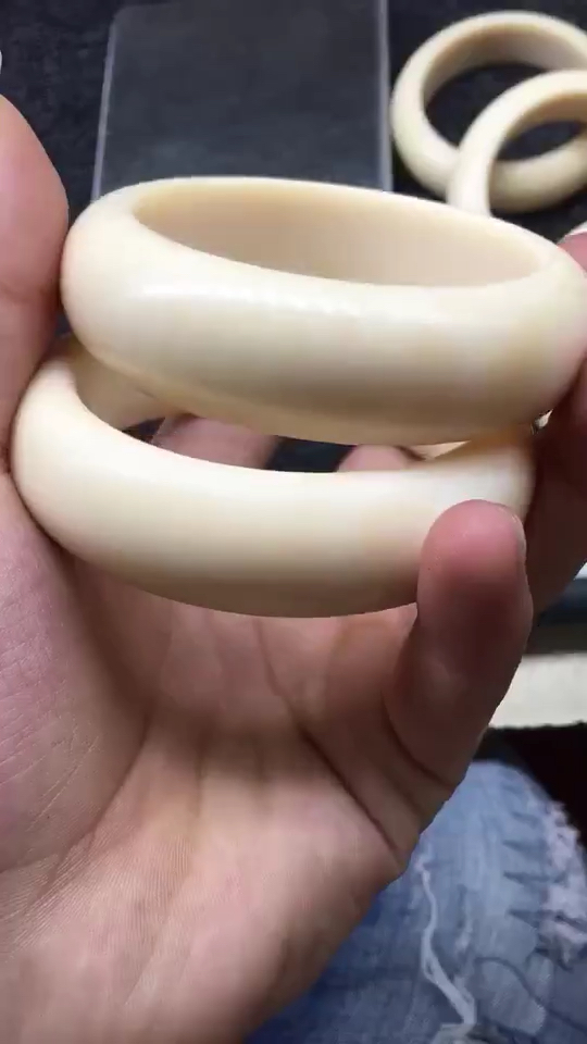 大甩卖1200/个[调皮][调皮]非洲象牙9898贵妃手镯1.8,2.