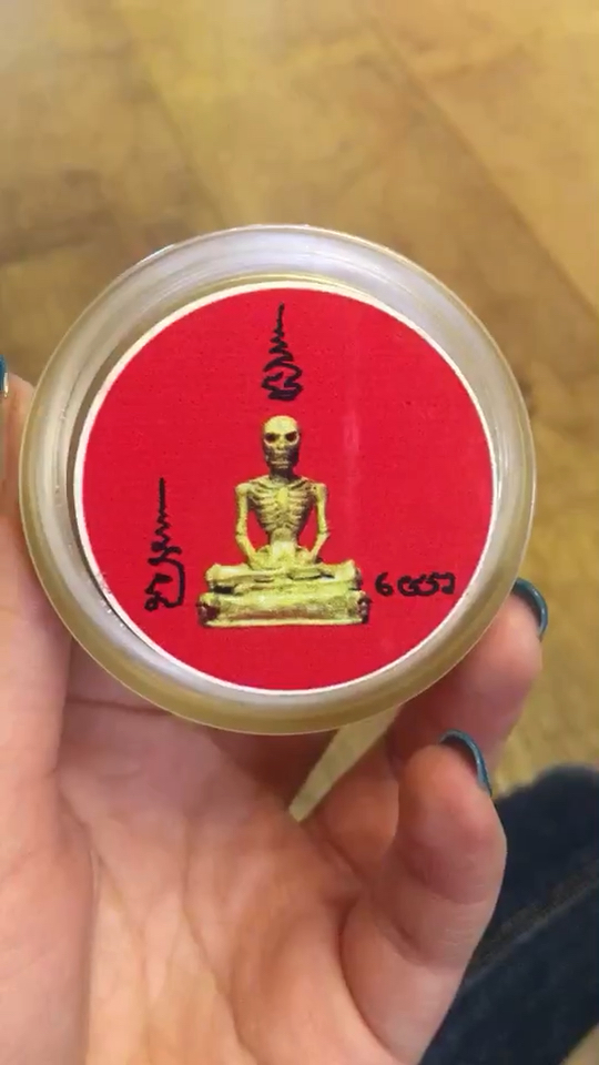 人缘膏内有燕通佛牌一物两用 价格还亲民 很奶思[强]兄dei们 如果你们