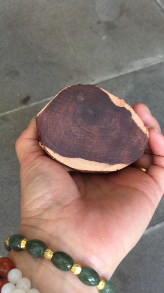 来自海南霸王岭野生料,紫油梨3.5斤,可做花瓶,雕件,纹理色泽超漂亮