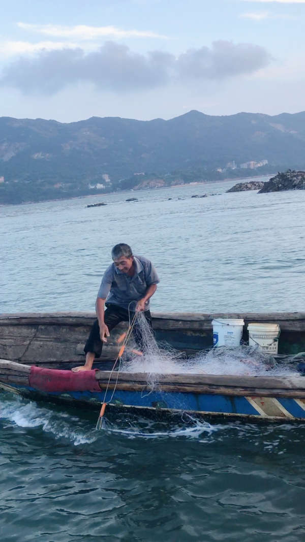 据说这位渔夫已经80多岁了!依然每天在海上捕鱼!