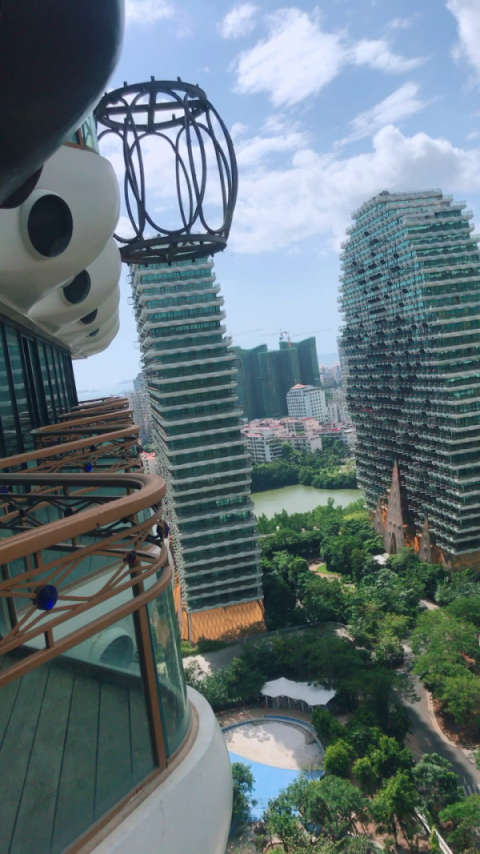 赵本山有名的建筑树形98酒店～位于海南三亚