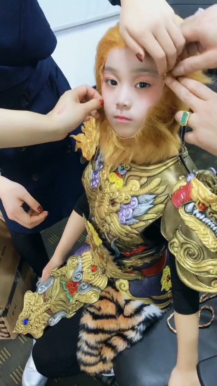 小朋友开始化妆了,小小美猴王即将诞生