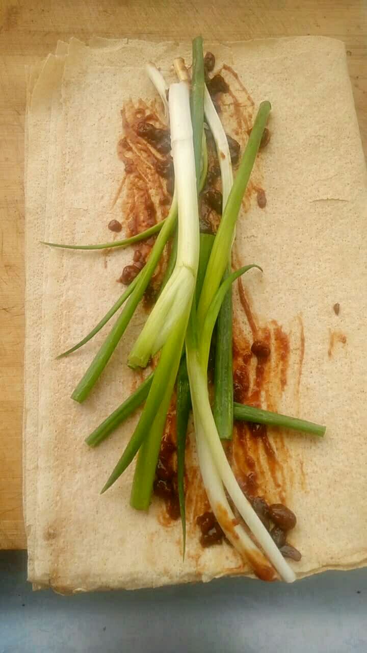 山东名吃,煎饼卷大葱