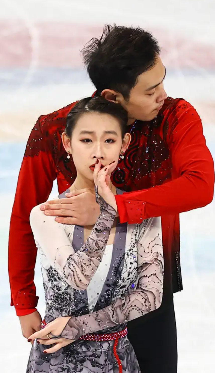 一起回顾彭程金杨组合在北京2022年冬奥会上的自由滑表演《我用所有
