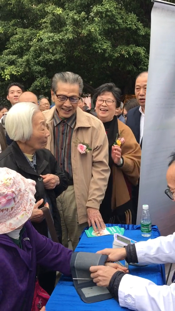 媳妇本地郎今天再次见到康伯康婶本人,很激动,原来康伯今年已经81岁啦