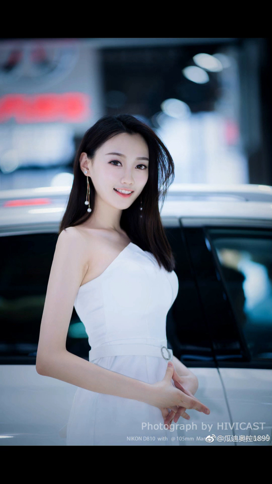 集万千宠爱的车模美女刘诗琪