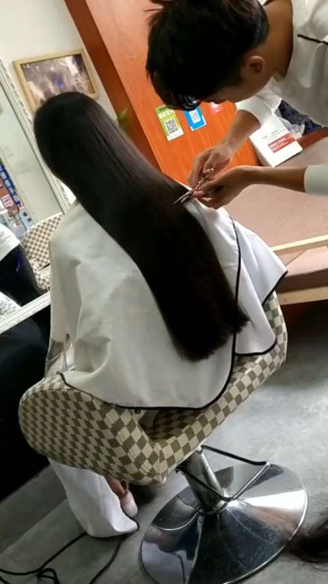 这个美女火了,这么美的长发,剪掉多可惜!
