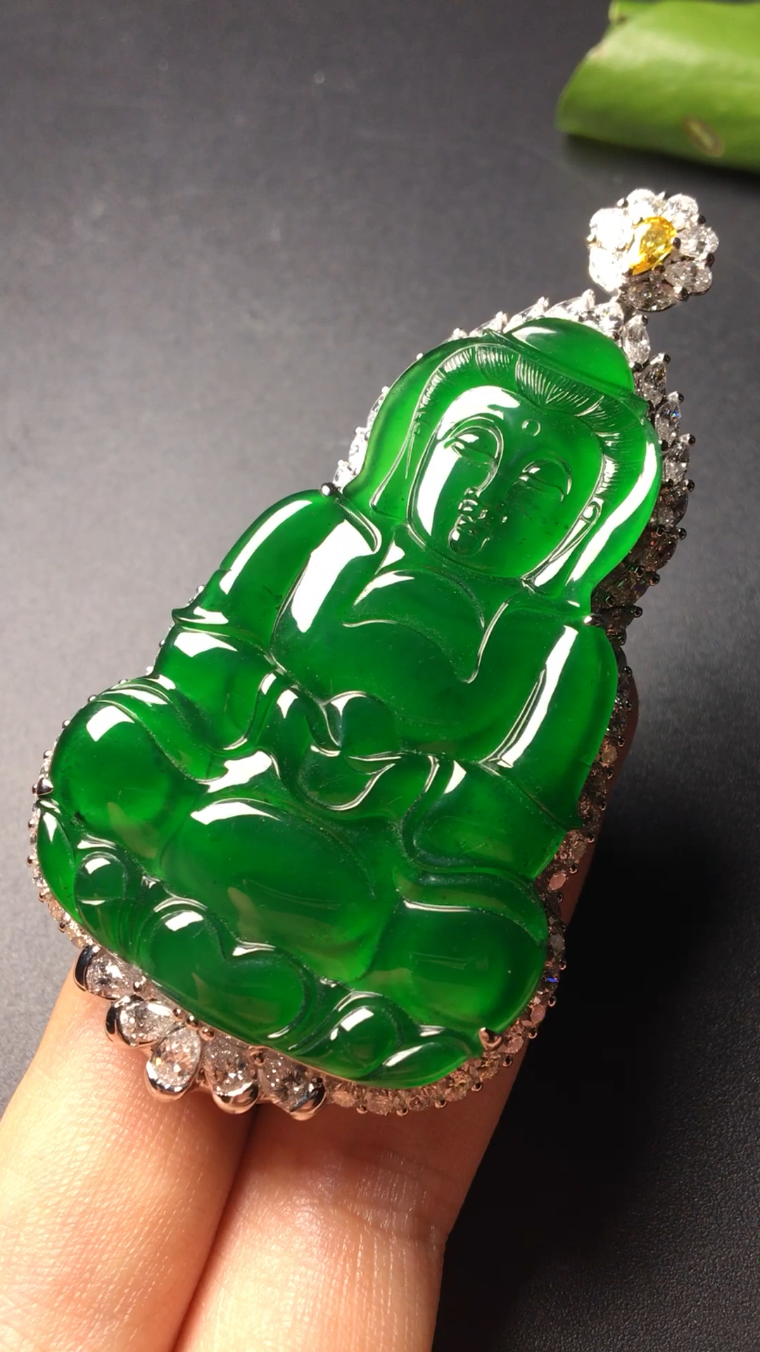 958057095玻璃种祖母绿坐莲观音