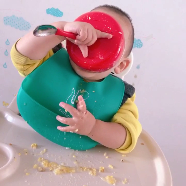 吃饭要这么吃才痛快嘛! 宝宝左撇子咋办呢!