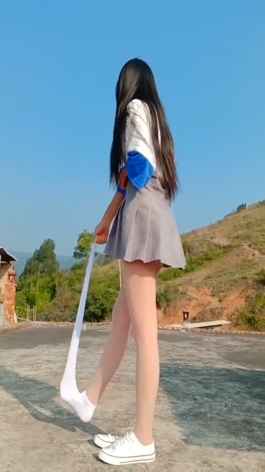 广西表妹 女汉子是这样脱袜子 差点弹到脸上了!