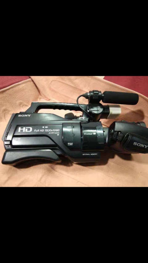 索尼2500c摄像机 街拍 家用好使的 机身自带储存的 也可以用sd卡 售价