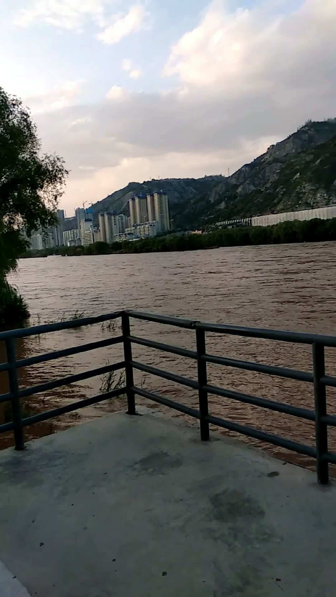 大河边的路没了!