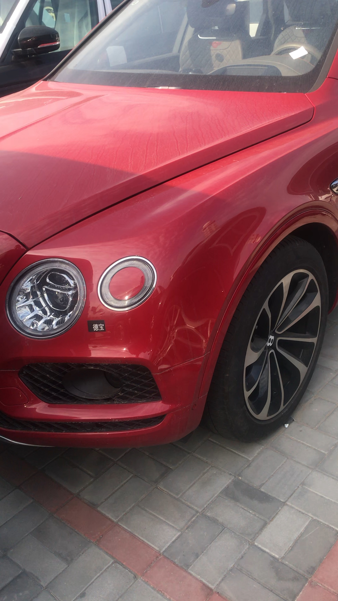 红色的宾利添越