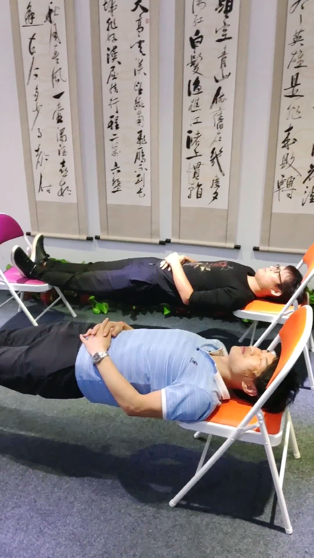 这个是铁板桥,结合其他方法系统练习十五天,可以让你鼓掌时间重回当年