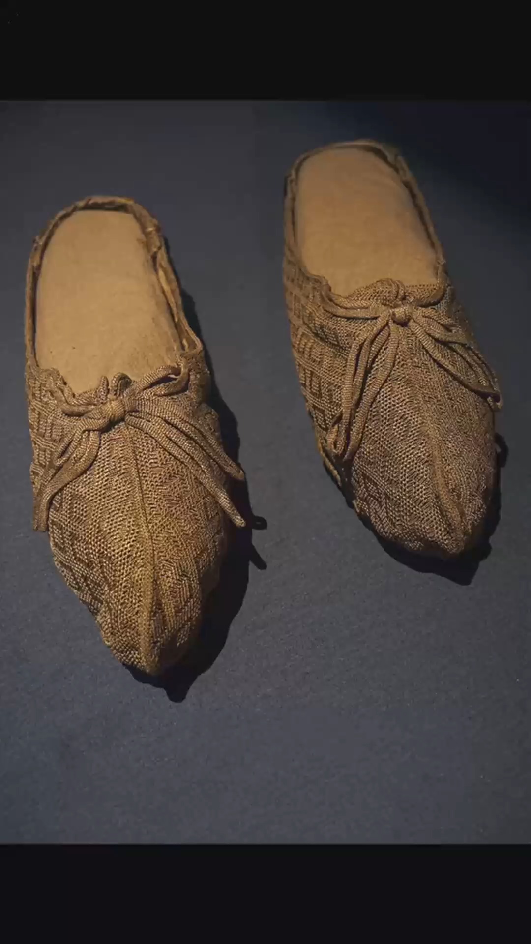 南宋系带编织鞋除了颜色有点泛黄,跟刚做出来时没什么两样浙江省博物