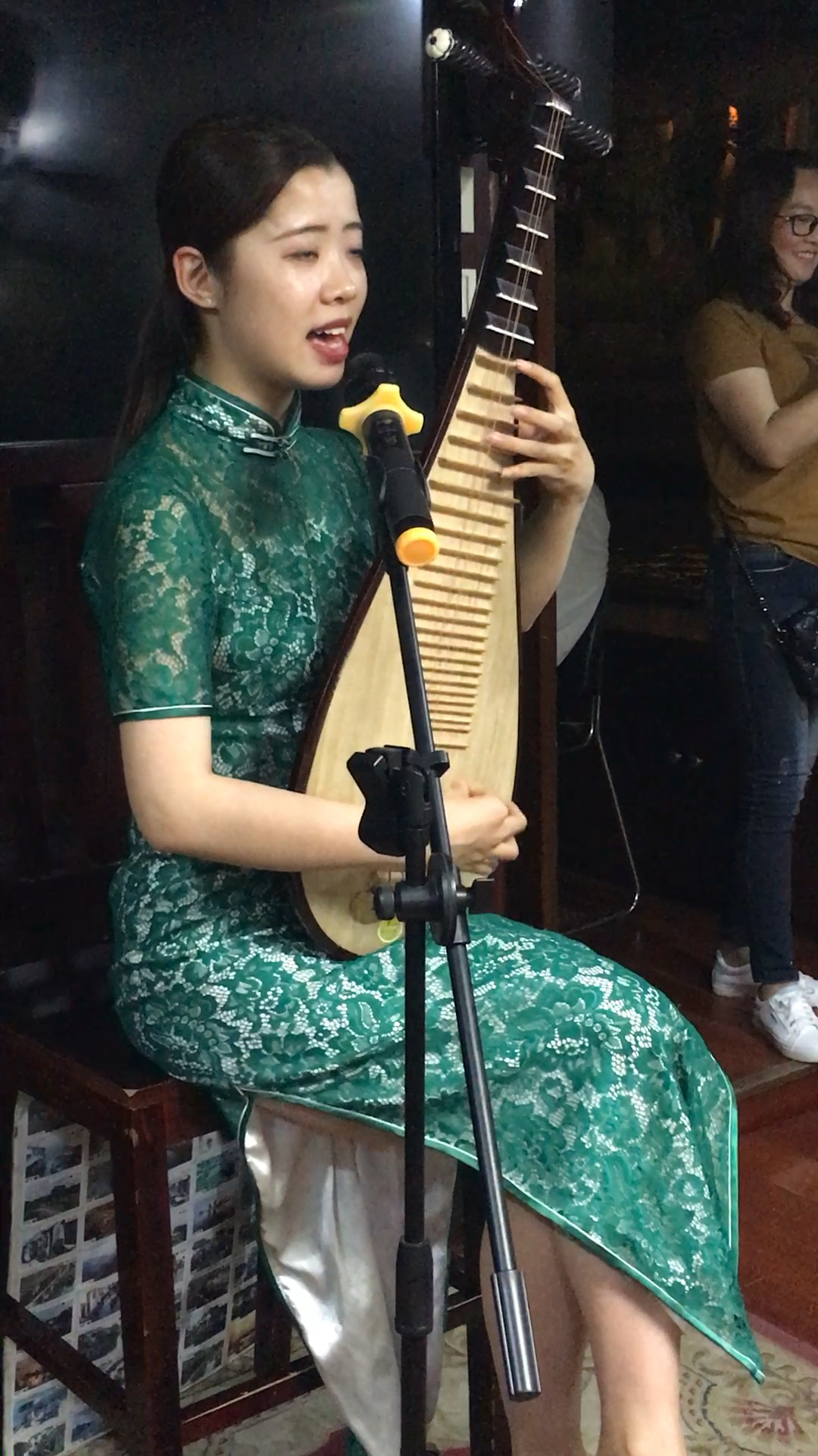 苏州大运河上的美女评弹