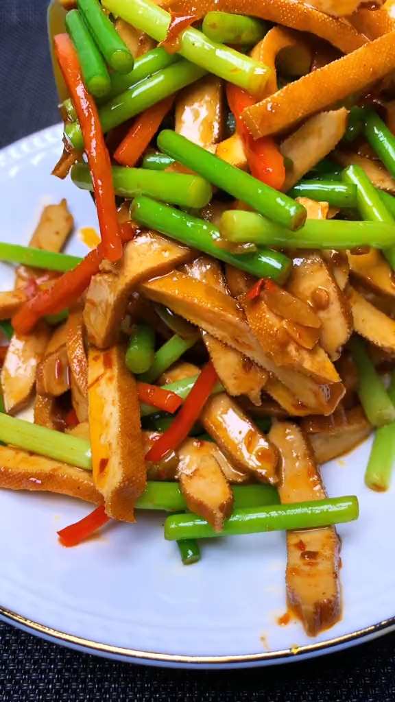 豆干与蒜薹这样做,素炒也特别好吃又下饭美食家常菜