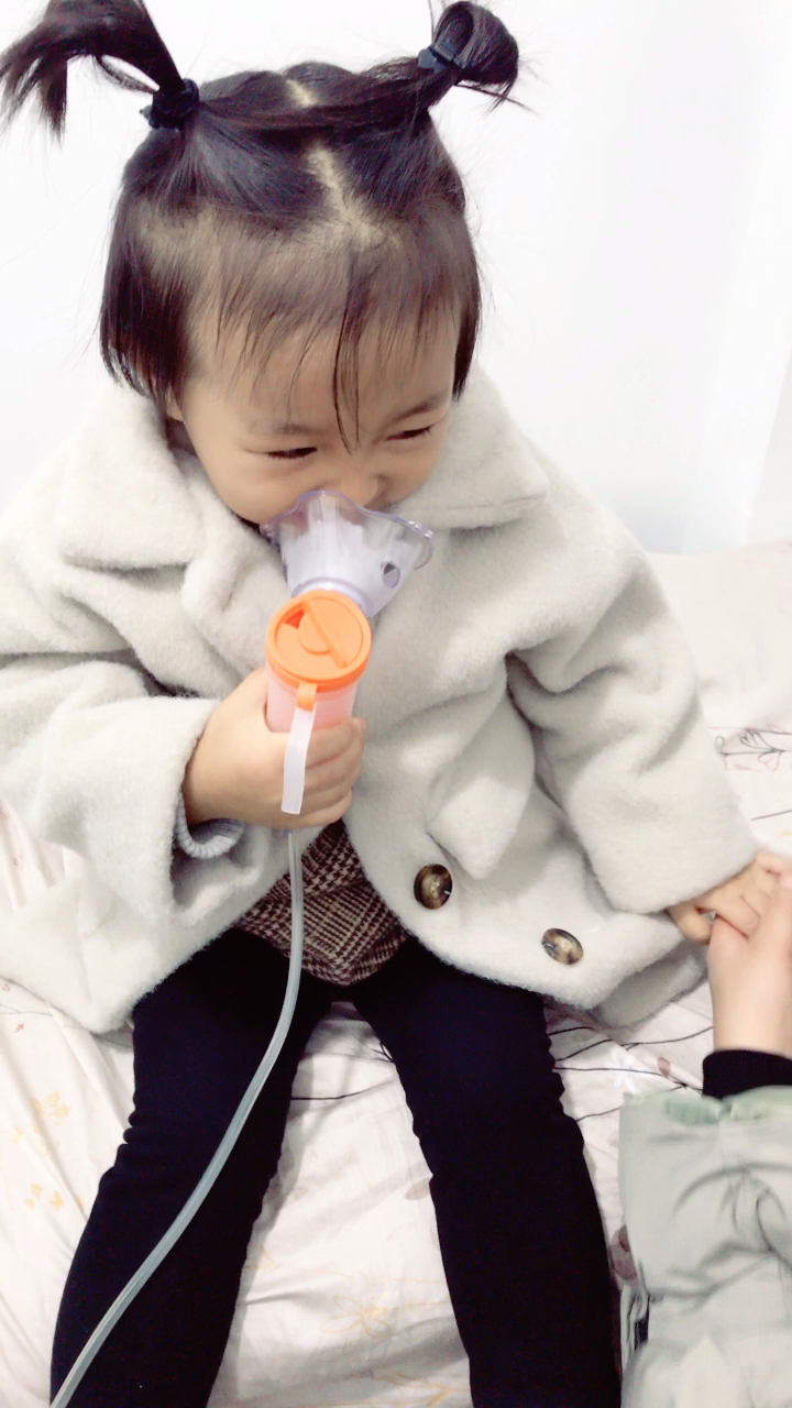 三岁小孩自己做雾化