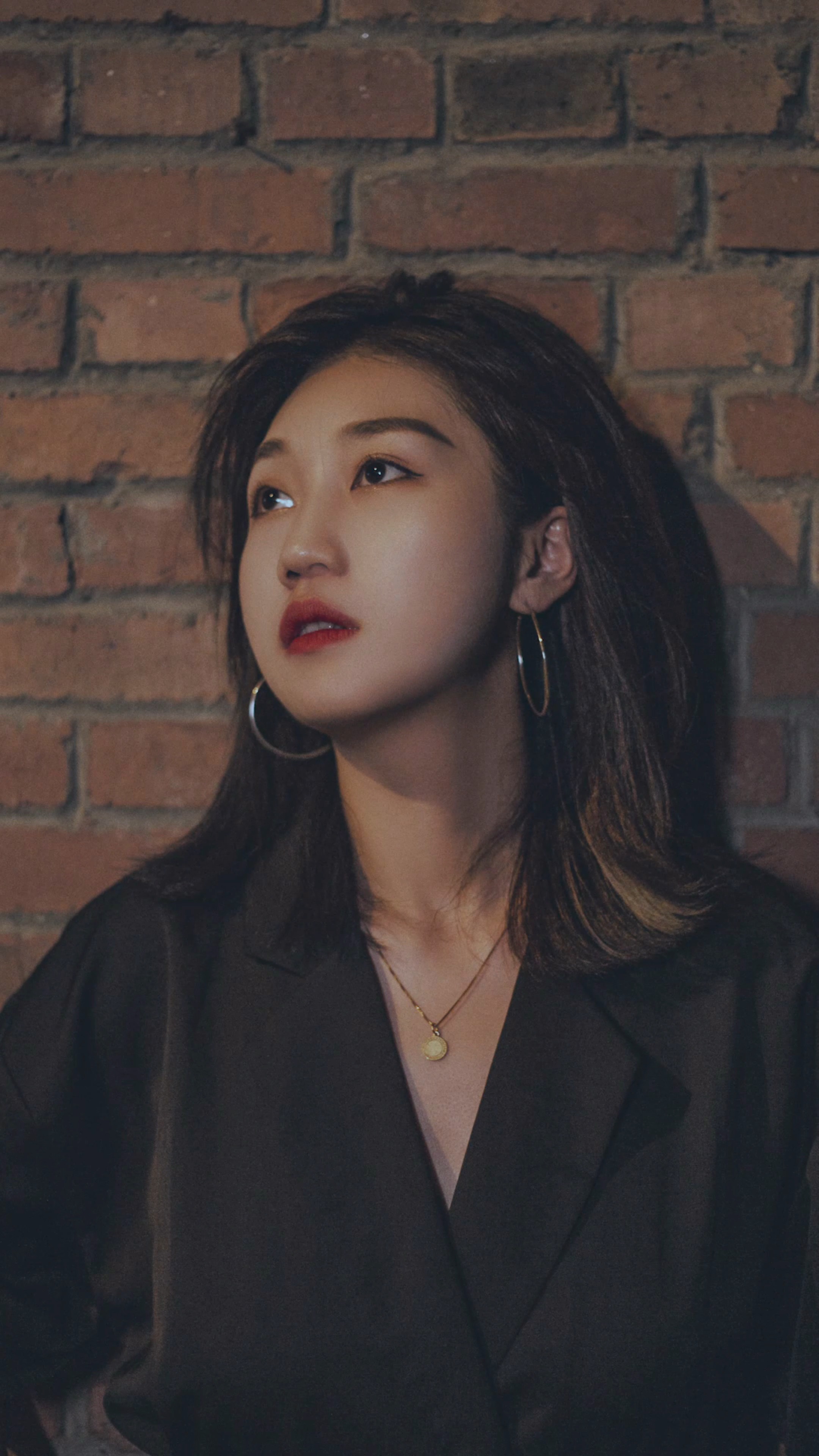 再高冷的小姐姐也有绷不住的时候.#街拍 #美女 #颜值