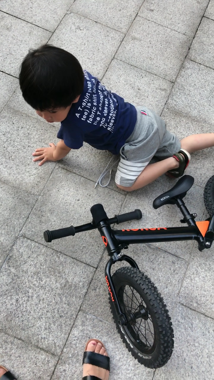 无数次摔倒又自己爬起来,妈妈说男子汉要勇敢!