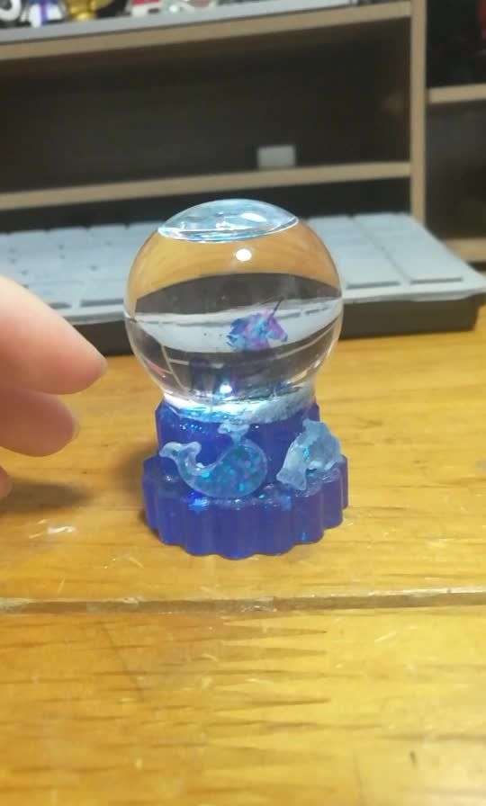 它就是个,,自制的,,水晶球,,可以用来,骗骗小姑娘?哈哈哈哈哈哈哈