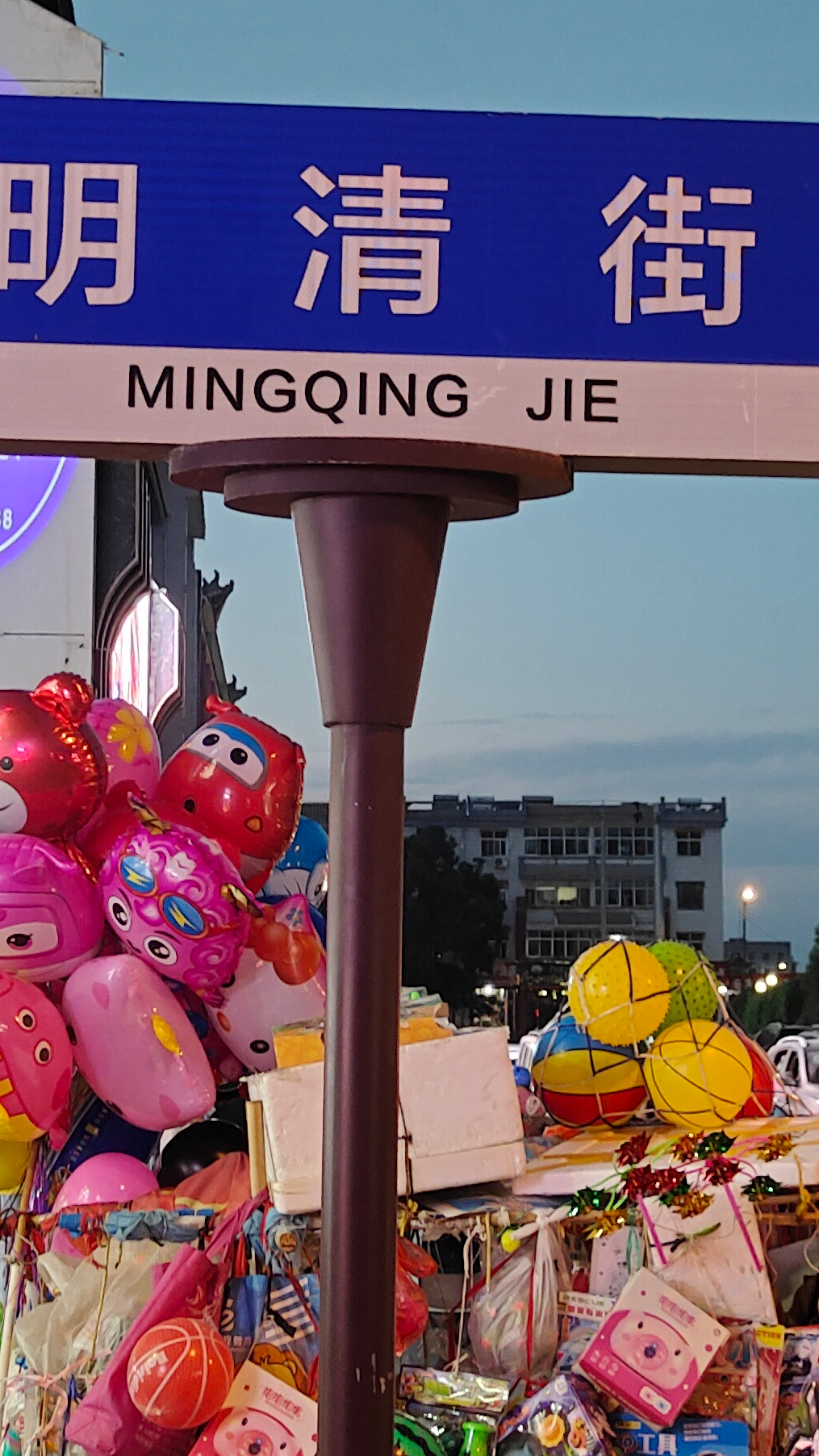 甘肃武威夜生活集散地,人气火爆的明清街,有灵魂的夜市打卡地