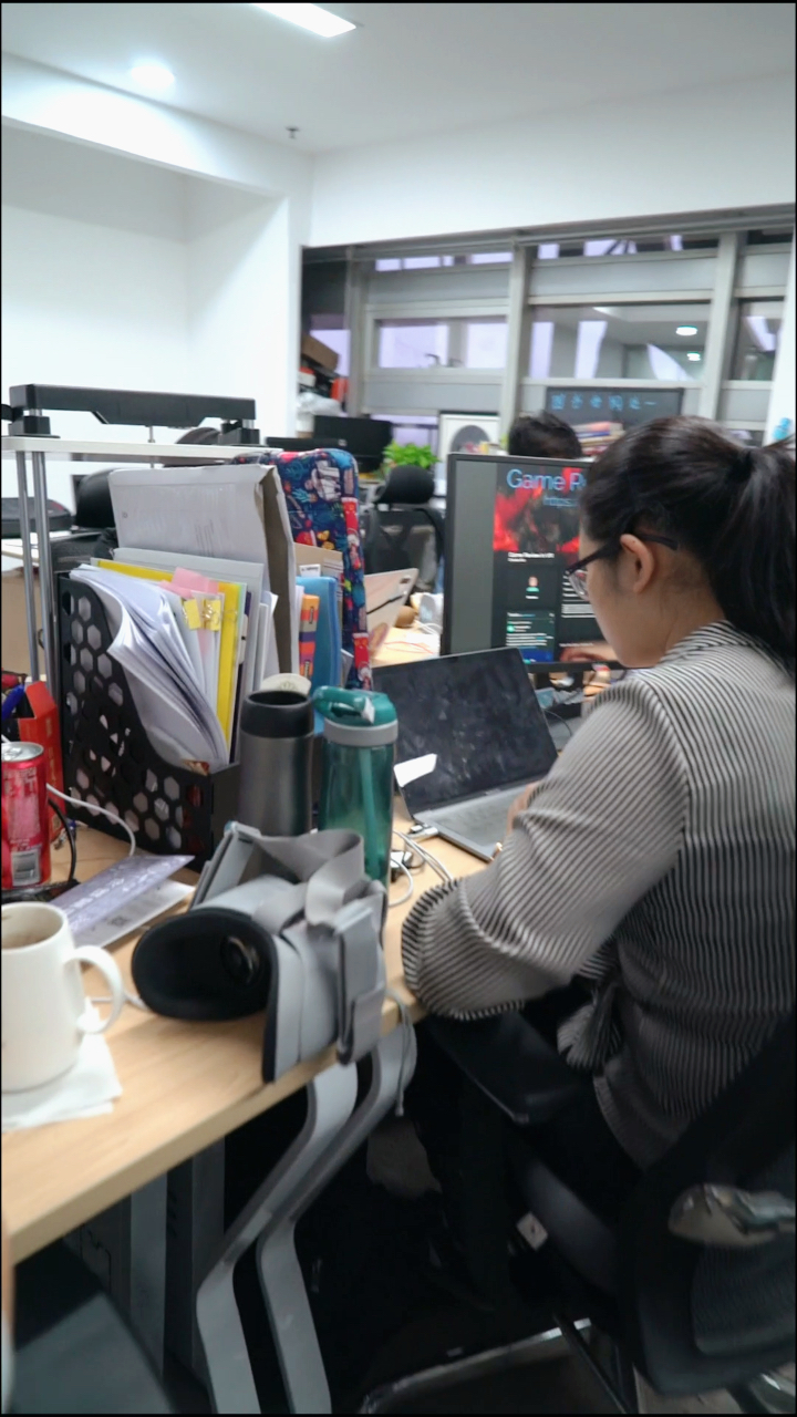 办公室突现疯狂玩家,认真工作的同事求解决方法!