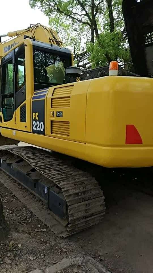 最新款小松220-8m0到货了,有需要的老板过来试机了.
