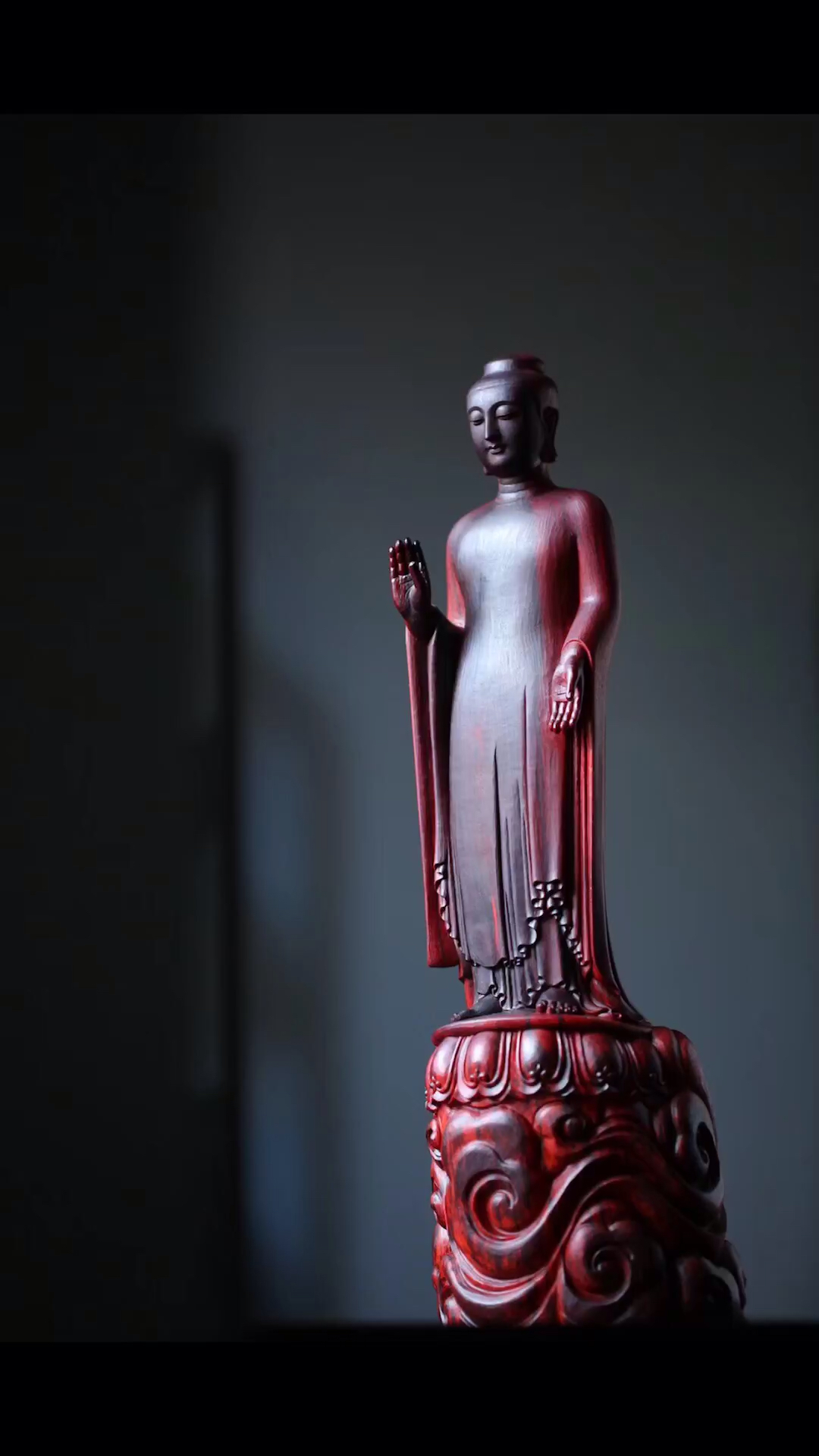 北魏释迦摩尼 素衣立身,法相庄严, 衣襟纹路线条简约