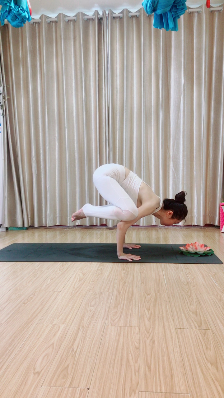 瑜伽高级体式:鹤禅式~可以很好的提高平衡感,初学者不要轻易模仿哦