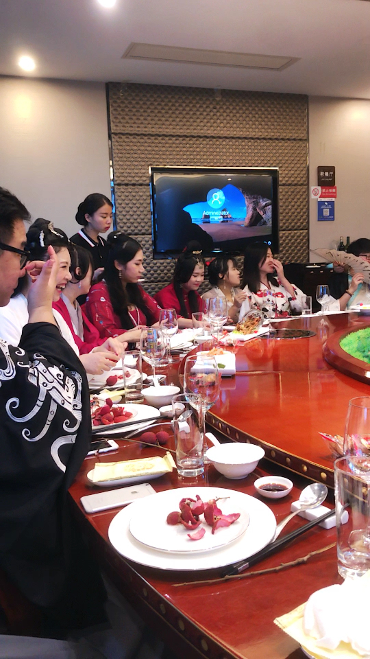 汉服大聚会吃饭@{uid:1502349662339070,nick:经纪人小微}