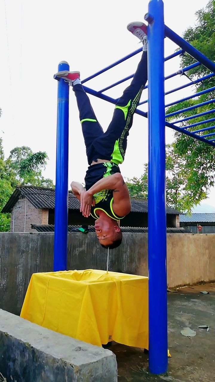 牛人绝活〈铁头功训练头顶钢筋悬空倒立〉909494