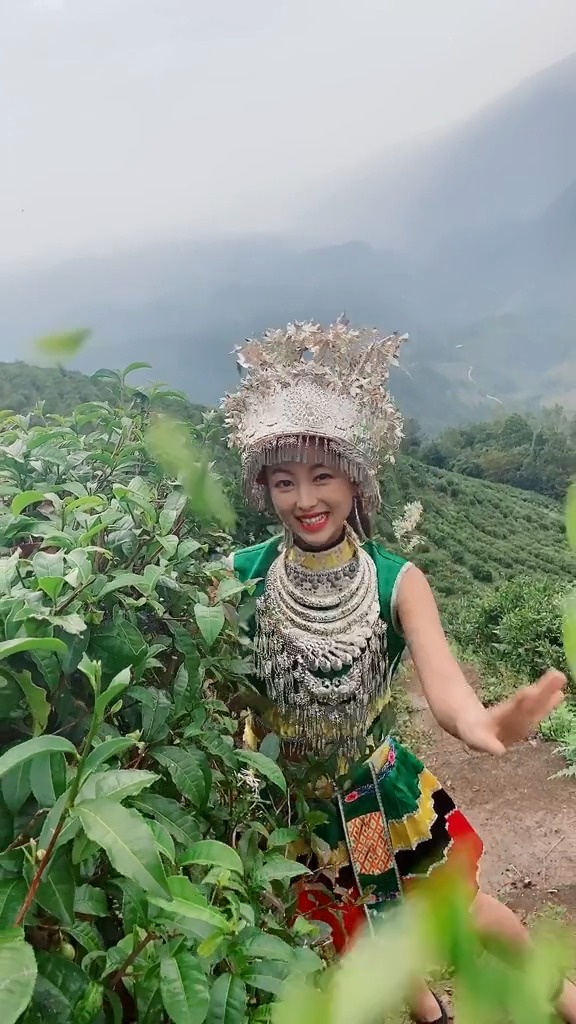 一位来自湖北恩施的土家幺妹,农活之余给大家来一只采茶舞