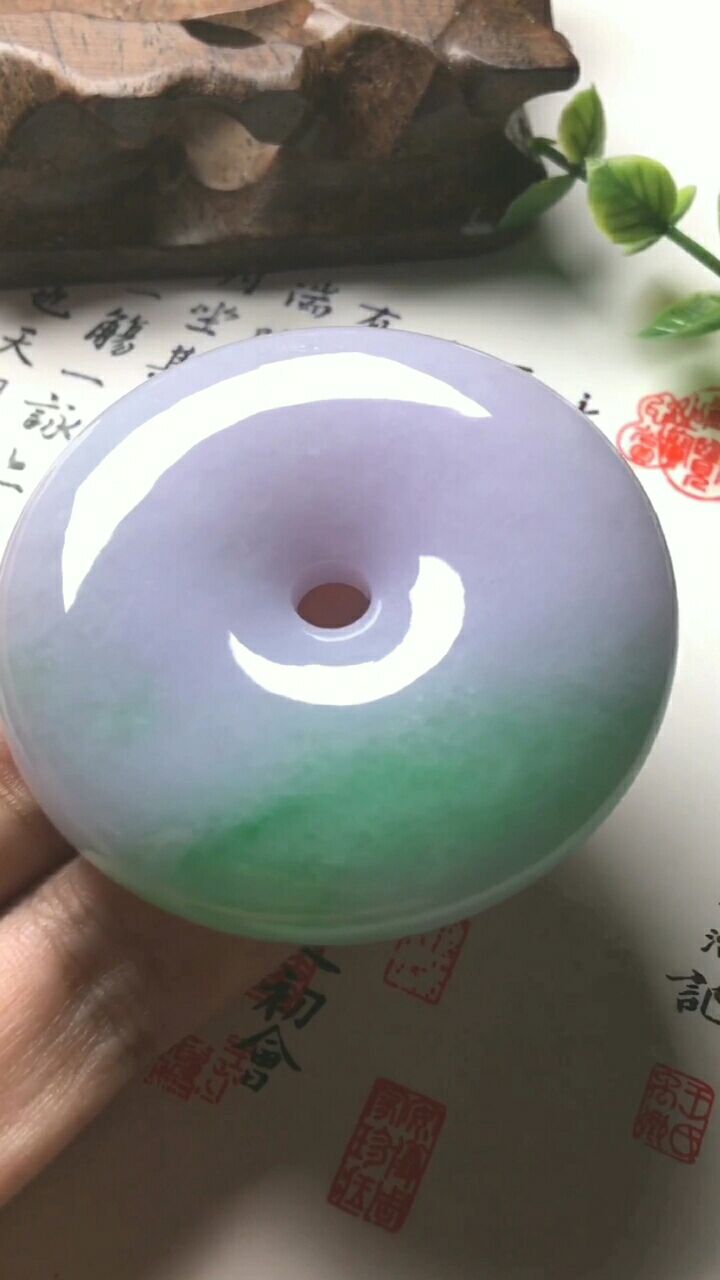 9510141995春带彩平安扣,色泽优美,玉质清晰,水润大件,完美无瑕